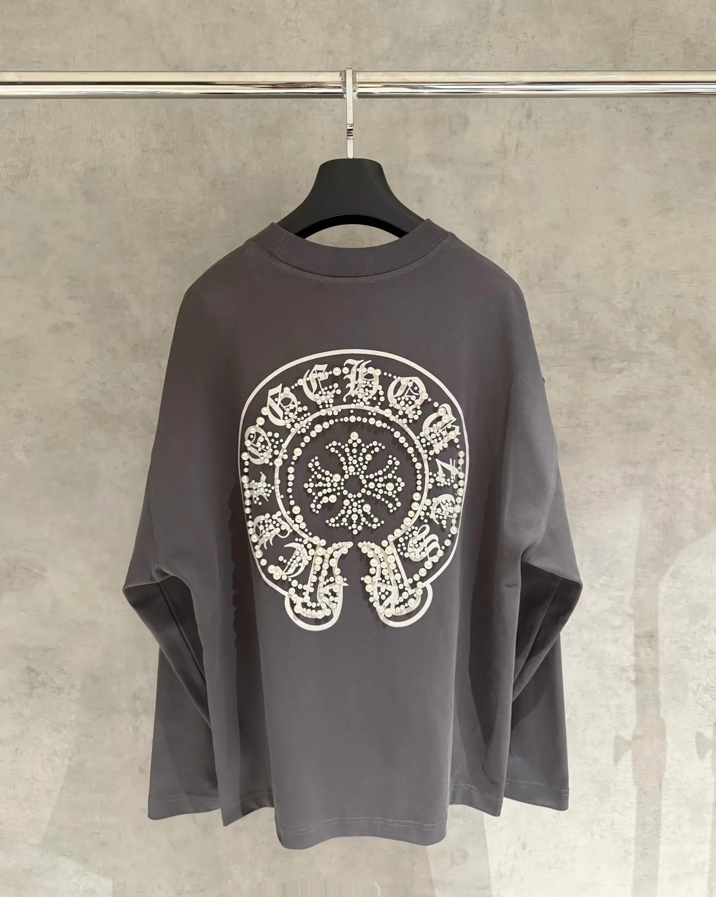🅿️350 [Strict quality control] CH Croixin's new long-sleeved sweatshirt T-shirt. Heavy 420g double yarn fabric. Three-dimensional printing on the back panel ➕ bubble beads on the front and back. The whole garment is washed twice. The four sides are frayed and torn. Heavy fabric. The neckline is made of icy Solona. Loose fit. Deep, wide and stylish. No deformation or shrinkage. Color: 3 colors, black, white and gray. Size: M-2xl